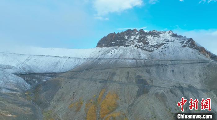 圖為邊壩縣降雪時(shí)夏貢拉山段路況?！∵厜慰h融媒體中心供圖