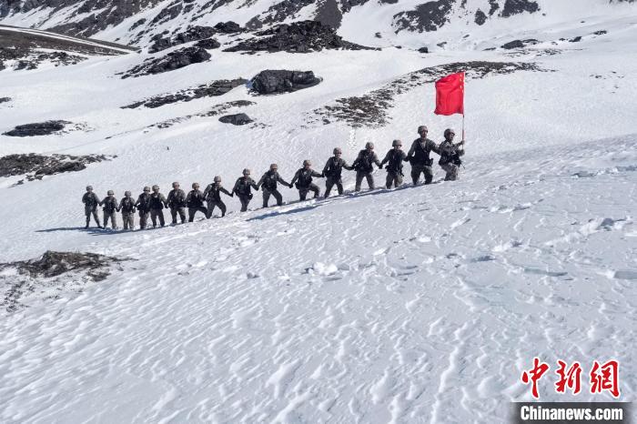 春節(jié)期間，西藏軍區(qū)山南軍分區(qū)某邊防團官兵踏雪巡邊?！〉┰鰰x美 攝