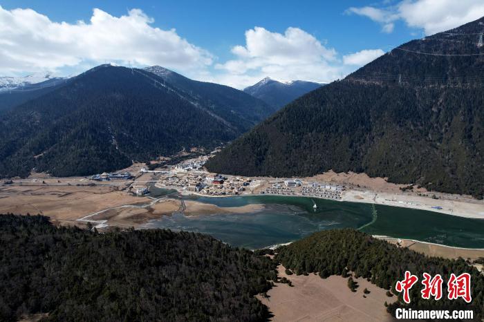 2月17日，西藏林芝魯朗小鎮(zhèn)。(無(wú)人機(jī)照片) 李林 攝