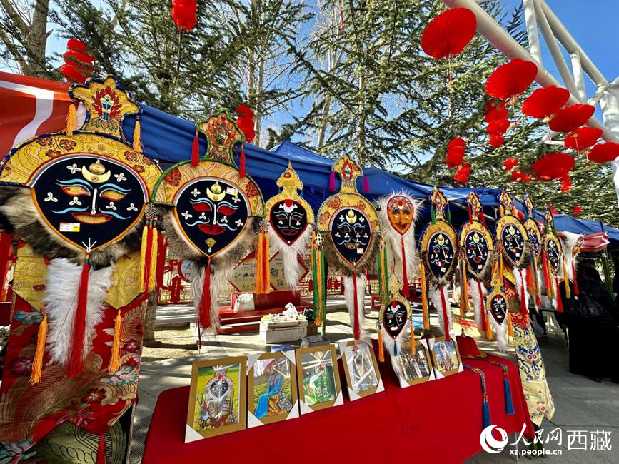 充滿藏元素的年貨節(jié)現(xiàn)場。人民網(wǎng) 次仁羅布攝