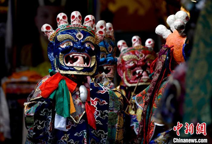 2月19日，楚布寺僧人們佩戴面具準(zhǔn)備參加跳神活動?！±盍?攝