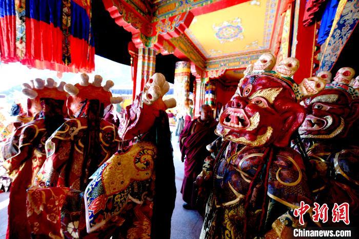 2月19日，楚布寺僧人們佩戴面具準(zhǔn)備參加跳神活動。　李林 攝
