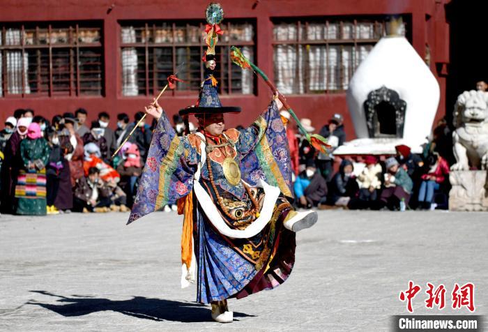 2月19日，楚布寺僧人參加跳神活動?！±盍?攝