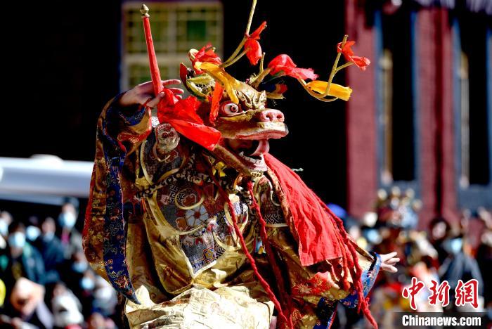 2月19日，楚布寺僧人佩戴面具參加跳神活動。　李林 攝