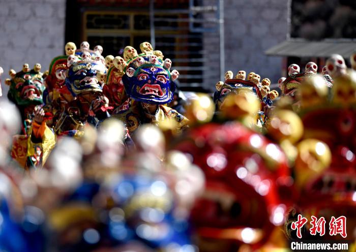 2月19日，楚布寺僧人們佩戴面具參加跳神活動。　李林 攝
