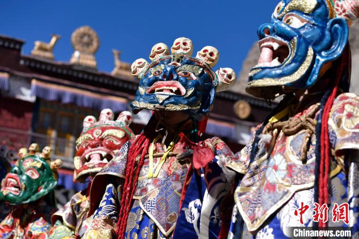 2月19日，楚布寺僧人們佩戴面具參加跳神活動?！±盍?攝