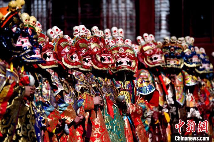 2月19日，楚布寺僧人們佩戴面具參加跳神活動。　李林 攝