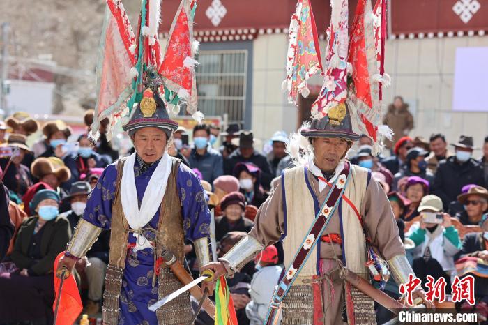 圖為兩位藝人表演瓊結(jié)“果孜”舞。　倫珠澤仁 攝