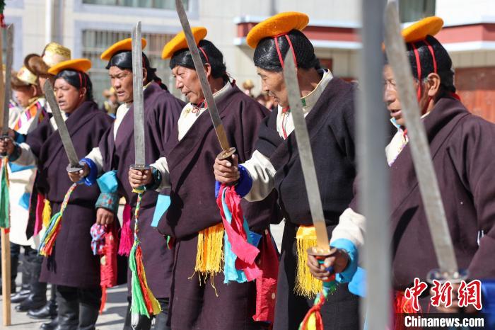 圖為藝人們手持藏刀表演加麻百·甲江?！愔闈扇?攝