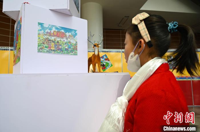 圖為學生參觀繪畫展?！≮w朗 攝