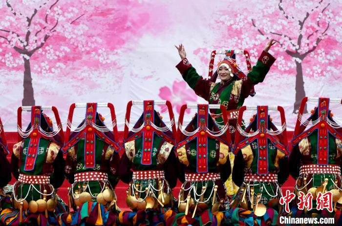3月28日，西藏林芝第二十屆桃花旅游文化節(jié)開(kāi)幕式上的文藝表演。　李林 攝