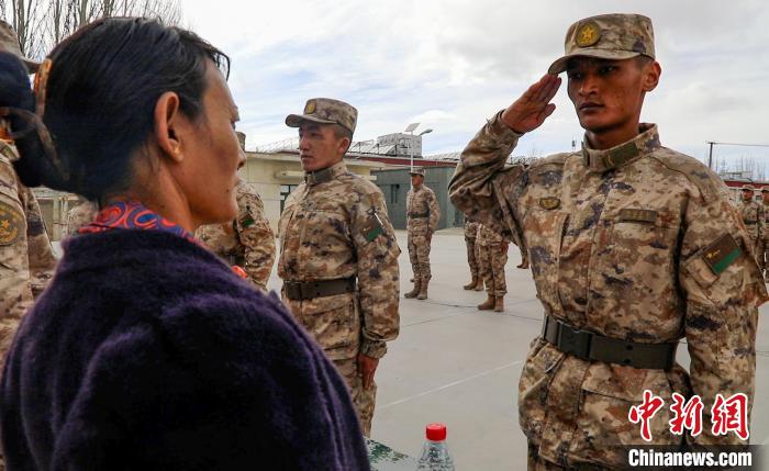 圖為列兵扎西加央向母親敬禮?！詵| 攝