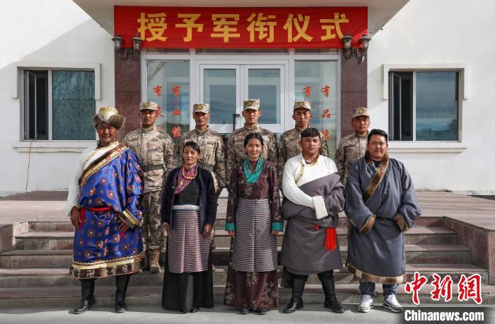 圖為列兵代表與親人合影留念?！詵| 攝