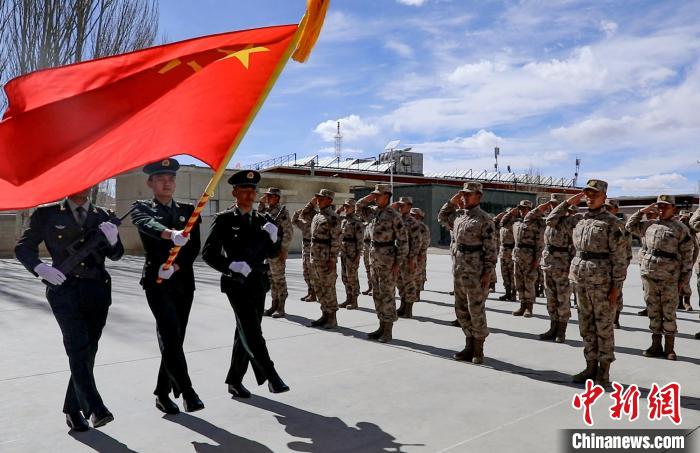 圖為授銜現(xiàn)場迎軍旗?！詵| 攝