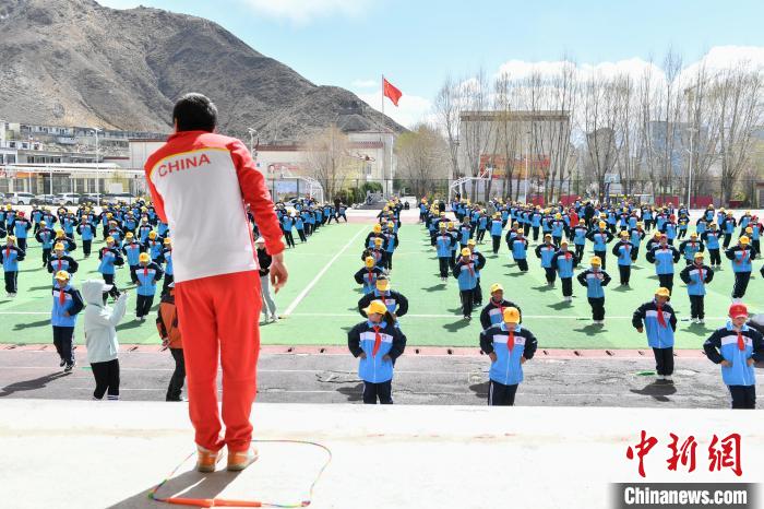 圖為學(xué)生在跳繩教練齊景龍的指導(dǎo)下做準(zhǔn)備運(yùn)動(dòng)?！∝暩聛?lái)松 攝