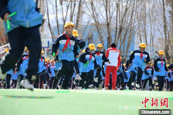 圖為學(xué)生在跳繩教練齊景龍的指導(dǎo)下做準(zhǔn)備運(yùn)動(dòng)?！∝暩聛?lái)松 攝