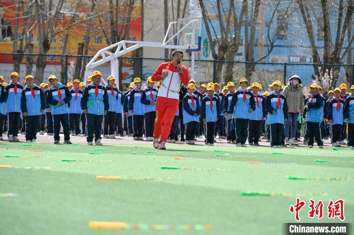 圖為學(xué)生在跳繩教練齊景龍的指導(dǎo)下做準(zhǔn)備運(yùn)動(dòng)。　貢嘎來(lái)松 攝