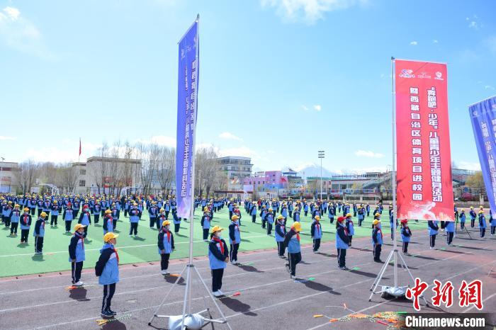 圖為學(xué)生在跳繩教練齊景龍的指導(dǎo)下做準(zhǔn)備運(yùn)動(dòng)?！∝暩聛?lái)松 攝