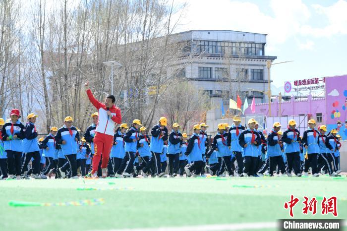 圖為學(xué)生在跳繩教練齊景龍的指導(dǎo)下做準(zhǔn)備運(yùn)動(dòng)。　貢嘎來(lái)松 攝