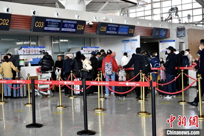圖為旅客辦理登機(jī)手續(xù)?！≈芎?攝
