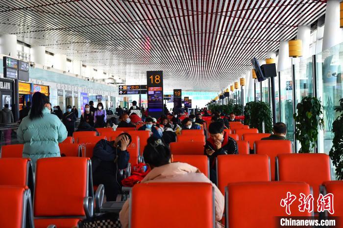 圖為旅客在機(jī)場(chǎng)候機(jī)室等待登機(jī)?！≈芎?攝