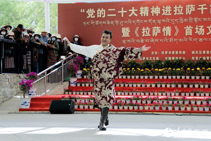 獻唱《夏爾巴》。人民網(wǎng) 次仁羅布攝