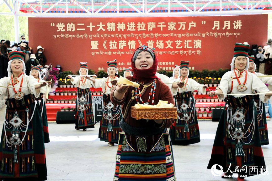 女子群舞《拉拉脫貧之路》。人民網(wǎng) 次仁羅布攝