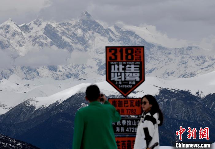 圖為5月14日，西藏林芝色季拉山觀景臺，游客遠(yuǎn)眺南迦巴瓦峰?！　±盍?攝