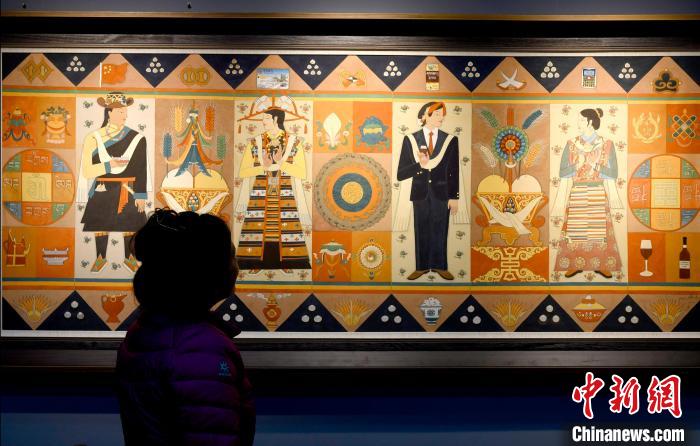 圖為5月16日，觀眾正在欣賞展覽中的新創(chuàng)唐卡作品。　李林 攝