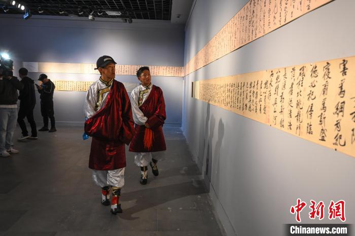 圖為學生參觀黃庭堅書法文獻展?！≮w朗 攝