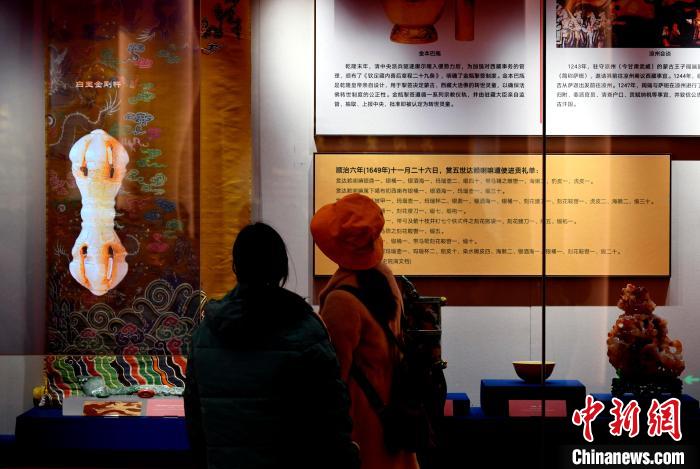 圖為5月18日，觀眾正在欣賞展覽?！±盍?攝