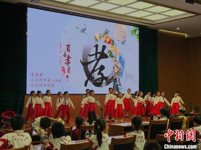 圖為中國(guó)人民大學(xué)附屬中學(xué)第二分校的小朋友們合唱。　陳建新 攝