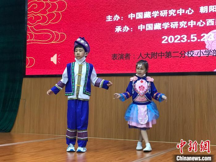 圖為中國(guó)人民大學(xué)附屬中學(xué)第二分校的小朋友們展示民族服飾?！￡惤ㄐ?攝