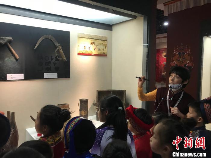 圖為中國(guó)人民大學(xué)附屬中學(xué)第二分校的小朋友們參觀“雪域星光——西藏傳統(tǒng)文化藝術(shù)展”?！￡惤ㄐ?攝