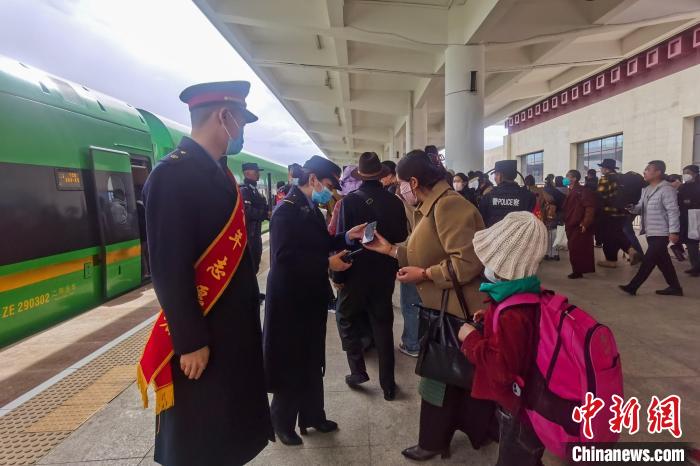 日喀則火車站工作人員引導(dǎo)乘客乘坐高原復(fù)興號?！《飞降?攝