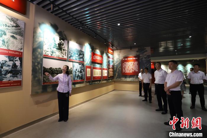 圖為西藏航空一行在臨沂市孟良崮戰(zhàn)役紀念館開展主題教育活動?！〗?攝