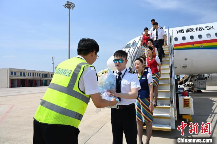 圖為機組順利抵達后獲贈祝賀?！≮w朗 攝