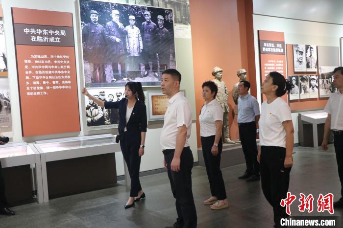 圖為西藏航空一行在臨沂市沂蒙革命紀念館開展主題教育活動。　姜博 攝