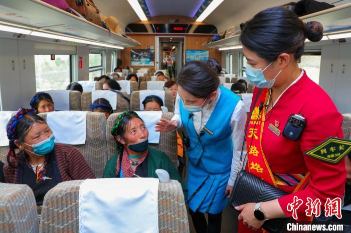 農(nóng)牧民乘坐高原復(fù)興號動車組出行?！≈軔傁?攝