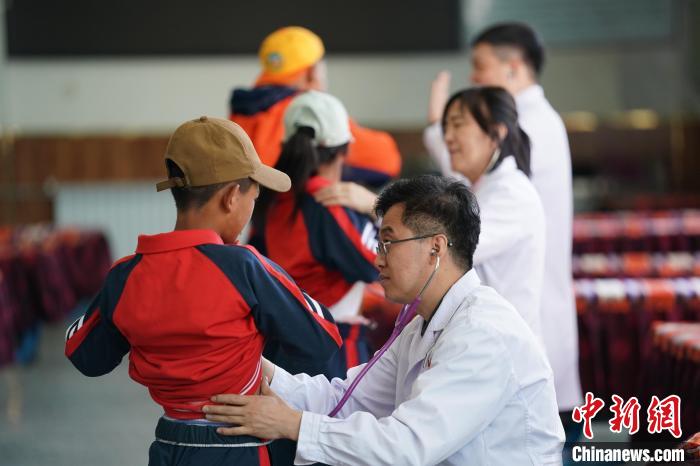 6月26日，西藏日喀則特校的孩子參加先心病篩查?！√K丹 攝
