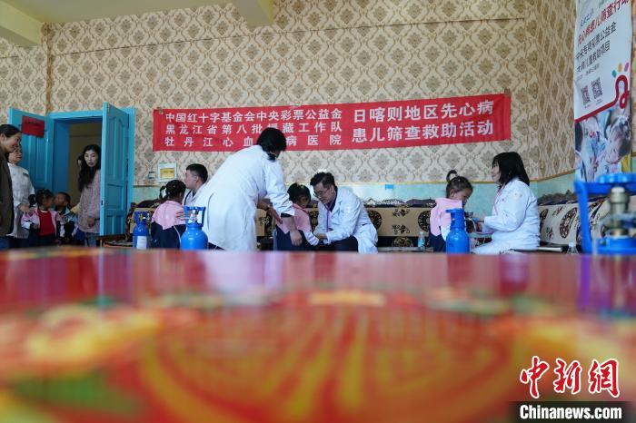 6月27日，西藏康馬縣雙語幼兒園的孩子參加先心病篩查。　蘇丹 攝