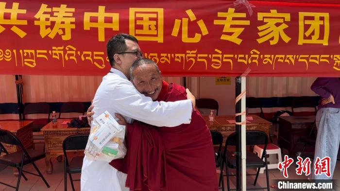 西藏自治區(qū)昌都市左貢縣田妥鎮(zhèn)義診點，一位僧人對北京京煤集團(tuán)總醫(yī)院呼吸科主任醫(yī)師陳亮表示感謝?！〔苄穹?攝