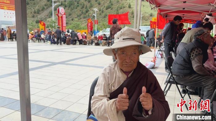 西藏自治區(qū)昌都市左貢縣田妥鎮(zhèn)義診點，藏族奶奶對義診志愿者表示肯定。　曹旭帆 攝