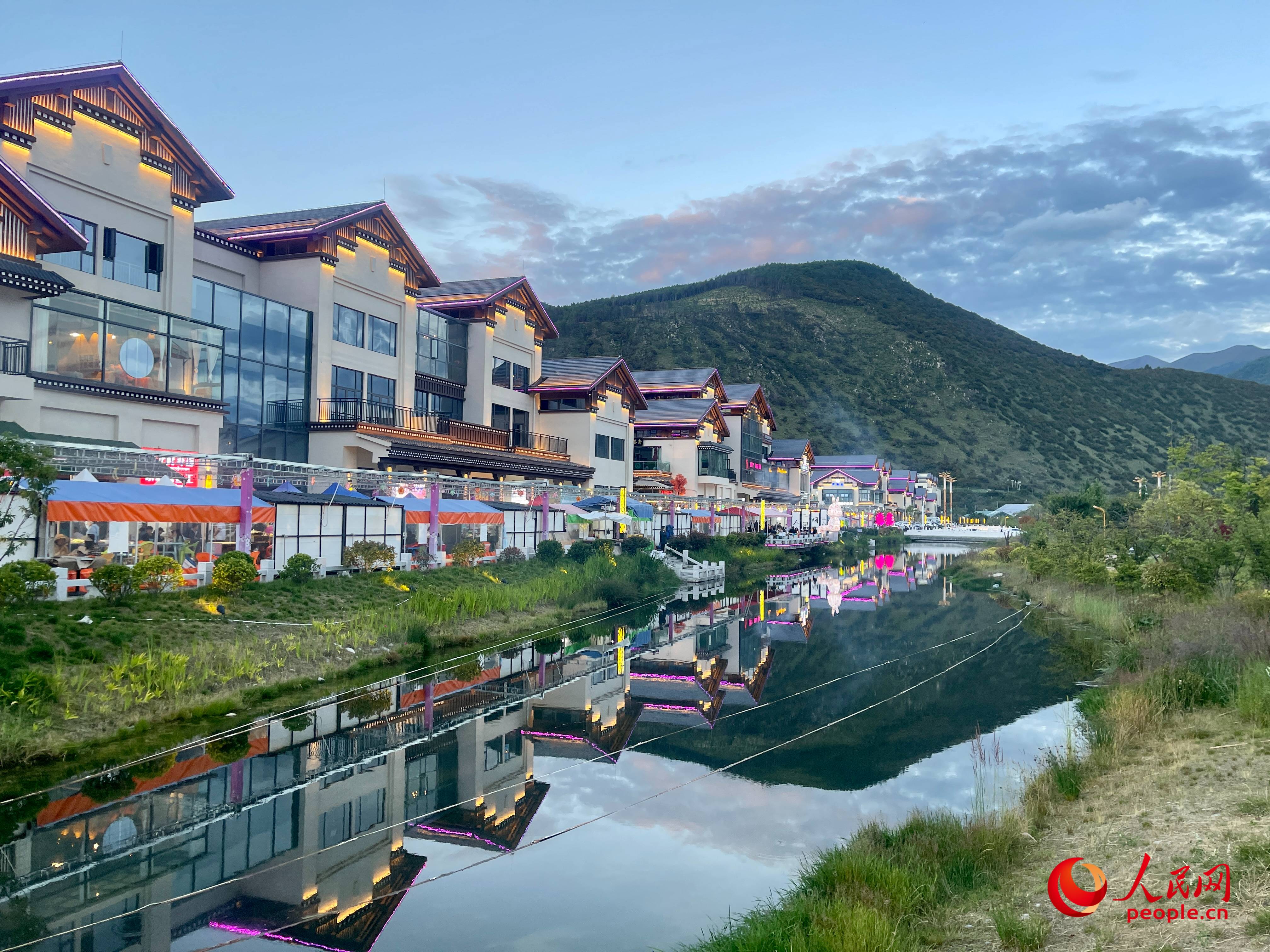 工布公園的一角，風(fēng)景秀麗。人民網(wǎng) 周靜圓攝