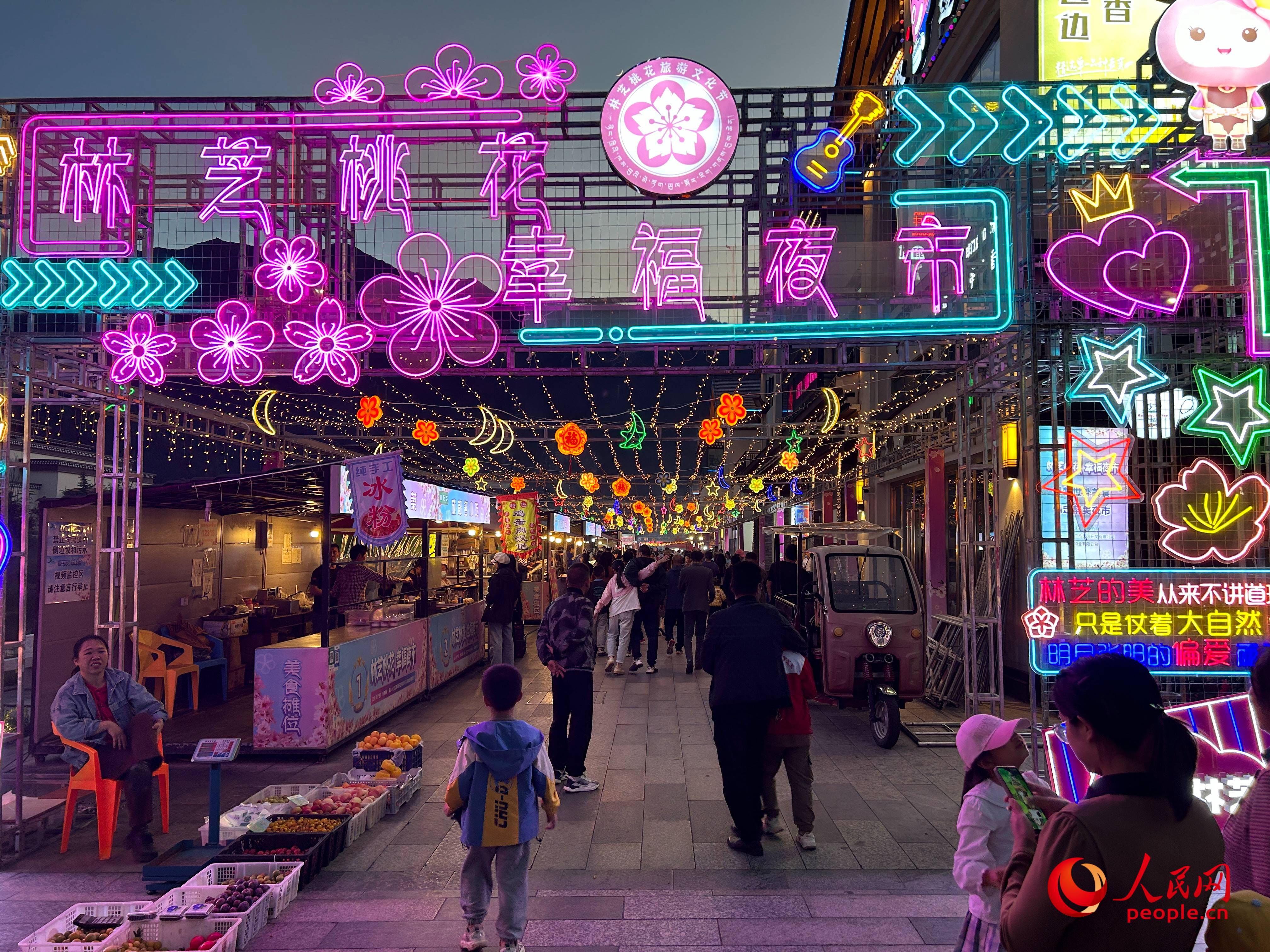 工布公園里的夜市，人來人往。人民網(wǎng) 周靜圓攝