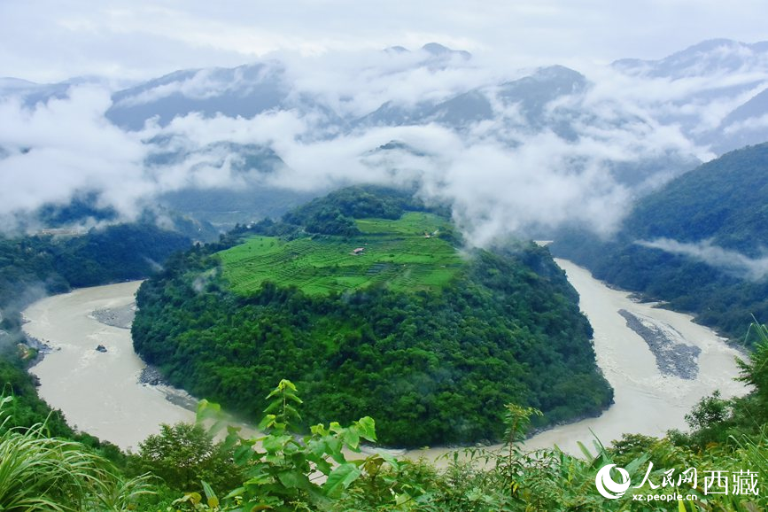 云海里的果果塘大拐彎。人民網(wǎng) 李海霞攝