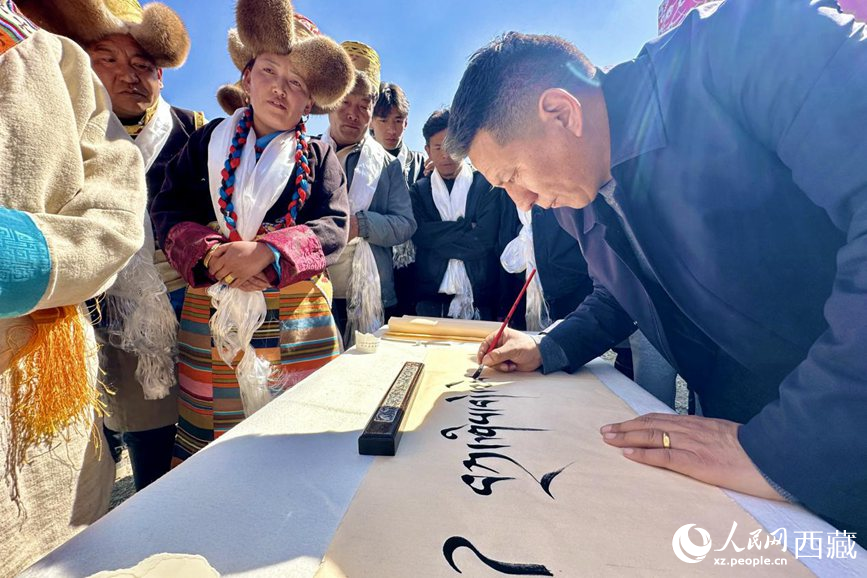 書(shū)法家為祈福一年的豐收提筆祝詞。