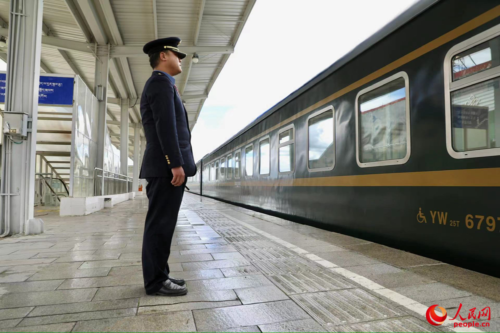 即將開往上海的列車。人民網(wǎng)記者 次仁羅布攝