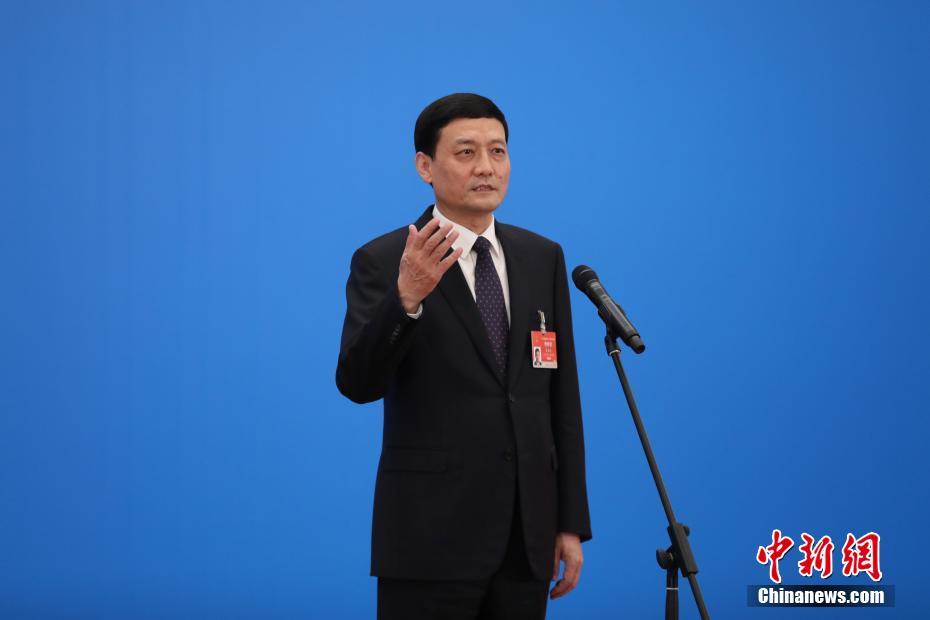 3月8日，第十三屆全國人民代表大會第四次會議舉行第二場“部長通道”采訪活動。圖為中國工業(yè)和信息化部部長肖亞慶通過網(wǎng)絡視頻方式接受采訪。 <a target='_blank' ><p  align=