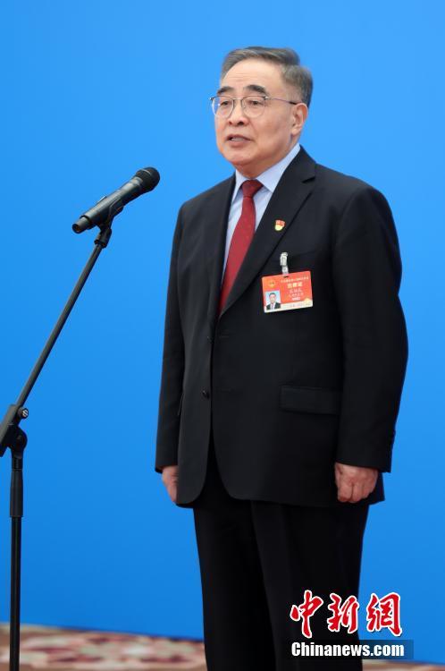 3月8日，第十三屆全國(guó)人民代表大會(huì)第四次會(huì)議舉行第二場(chǎng)“代表通道”采訪活動(dòng)。圖為全國(guó)人大代表張伯禮通過網(wǎng)絡(luò)視頻方式接受采訪。 <a target='_blank' ><p  align=